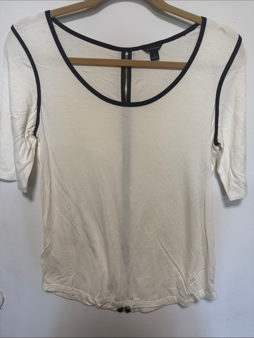 Ann Taylor Cream Short Sleeve Scoop Neck Top with Black Trim